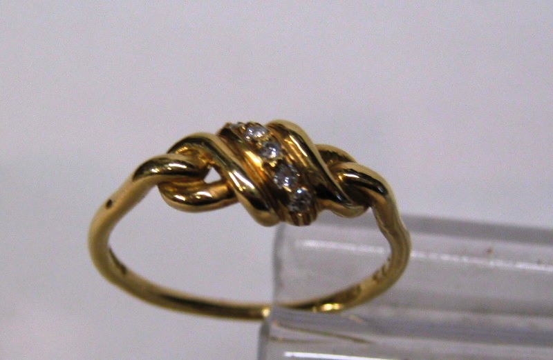 18 ct gold twist effect diamond ring