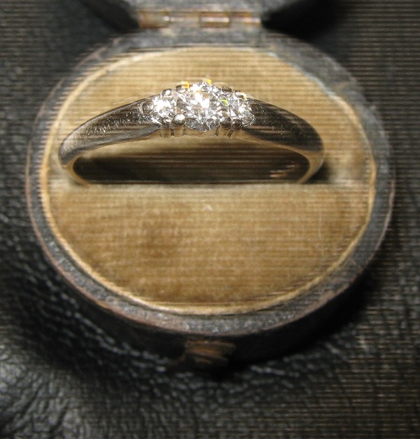 An 18ct white gold ring with 3 diamonds