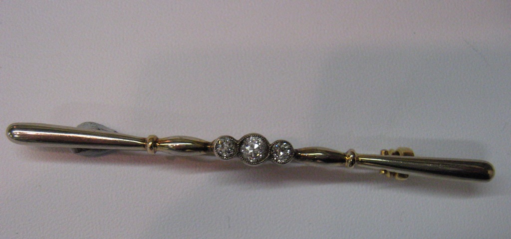 Edwardian 9ct gold bar brooch mounted with diamonds