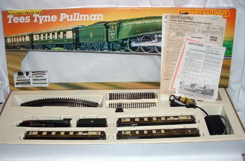 HORNBY R770 Tees Tyne Pullman Ready to Run Train Set comprising A BR Green Class A4 4-6-2 '