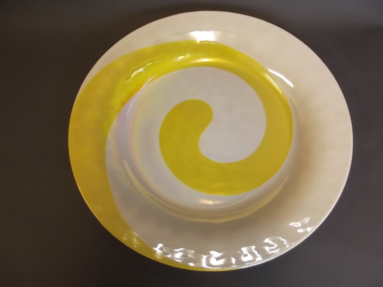 A large Murano charger with pearlescent yellow and cream swirl decoration, 17'' diameter