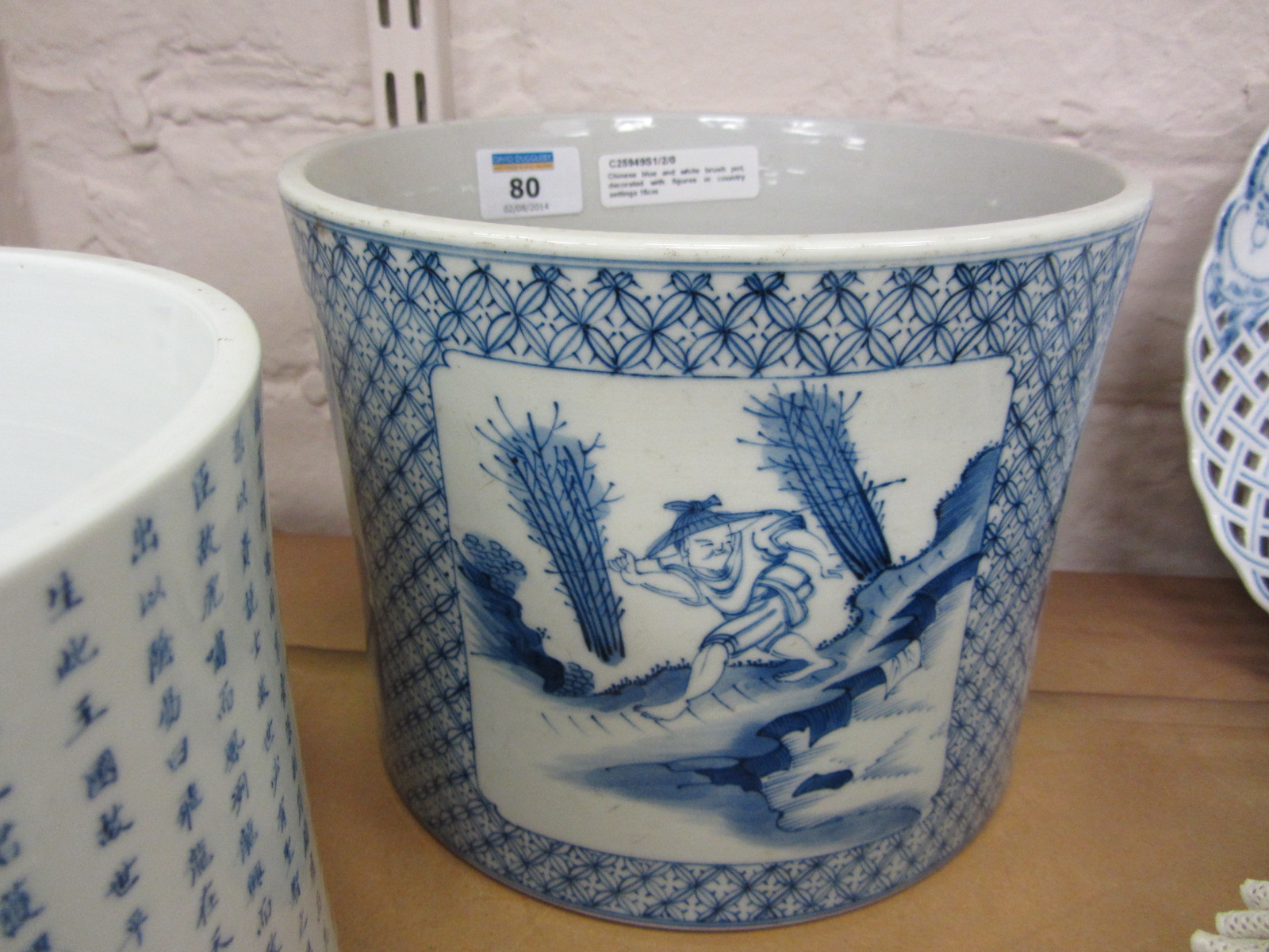 Chinese blue and white brush pot, decorated with figures in country settings 16cm