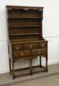 Georgian style reproduction medium oak dresser fitted with five drawers and three heights plate