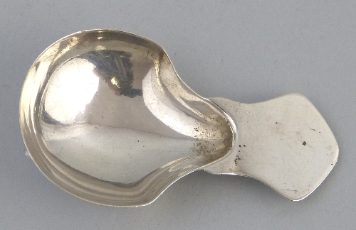 A caddy spoon, with shell shaped bowl and lug handle, 6cm long, Chester 1910, 0.33ozs