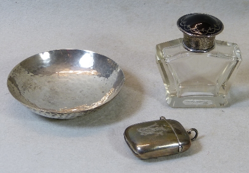 A pin tray, of circular hammered form with line moulded collet foot, 9cm wide, London 1946, an