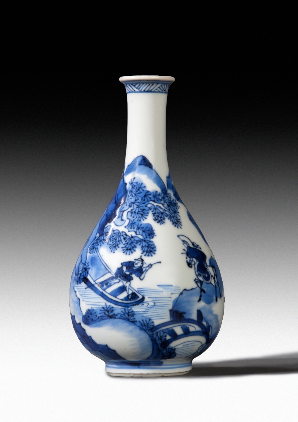 A BLUE-AND-WHITE 'PEAR' SHAPED VASE, KANGXI PERIOD. H: 24 cm.
Painted with narrative scenes of a