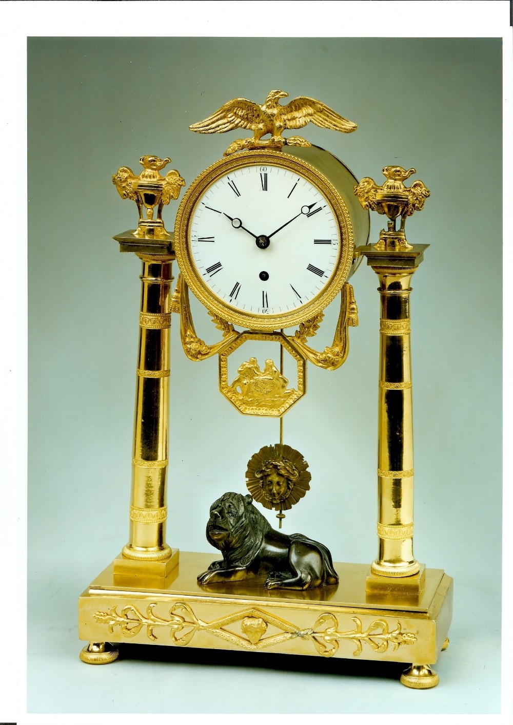 A REGENCY ORMOLU PORTICO CLOCK BY BAETENS, 23, GERRARD STREET, SOHO, LONDON, c. 1820. H: 36 cm.
A