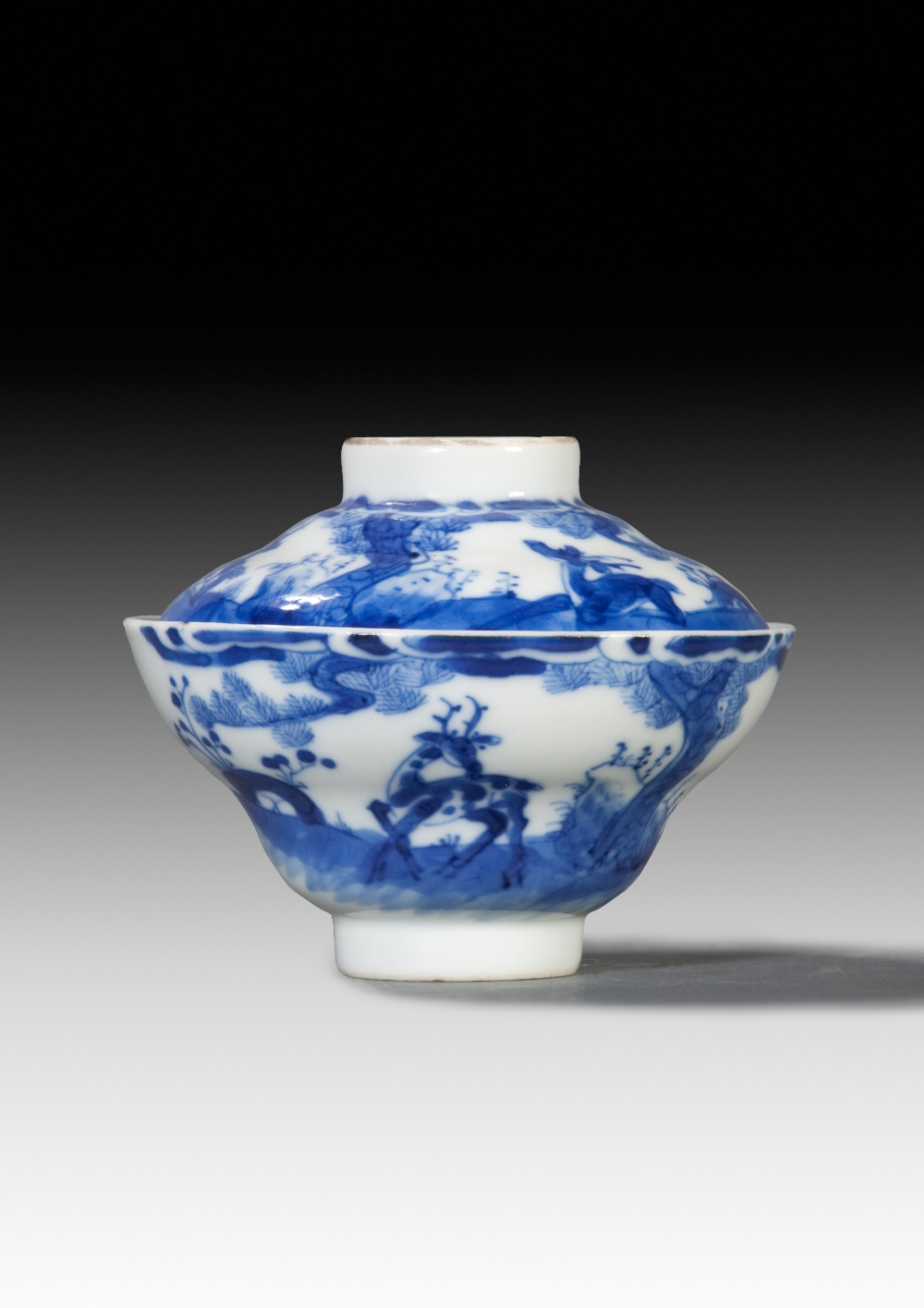 A BLUE-AND-WHITE TEA CUP AND COVER, 19TH CENTURY. D: 9.2 cm, H: 7.2 cm.
An ogee shaped tea cup