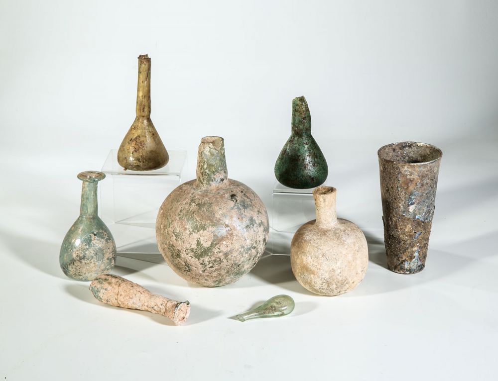 Konvolut Ausgrabungen Römisch, 2. - 3. Jh. Bestehend aus Becher, Flaschen und Fiolen aus farblosem
