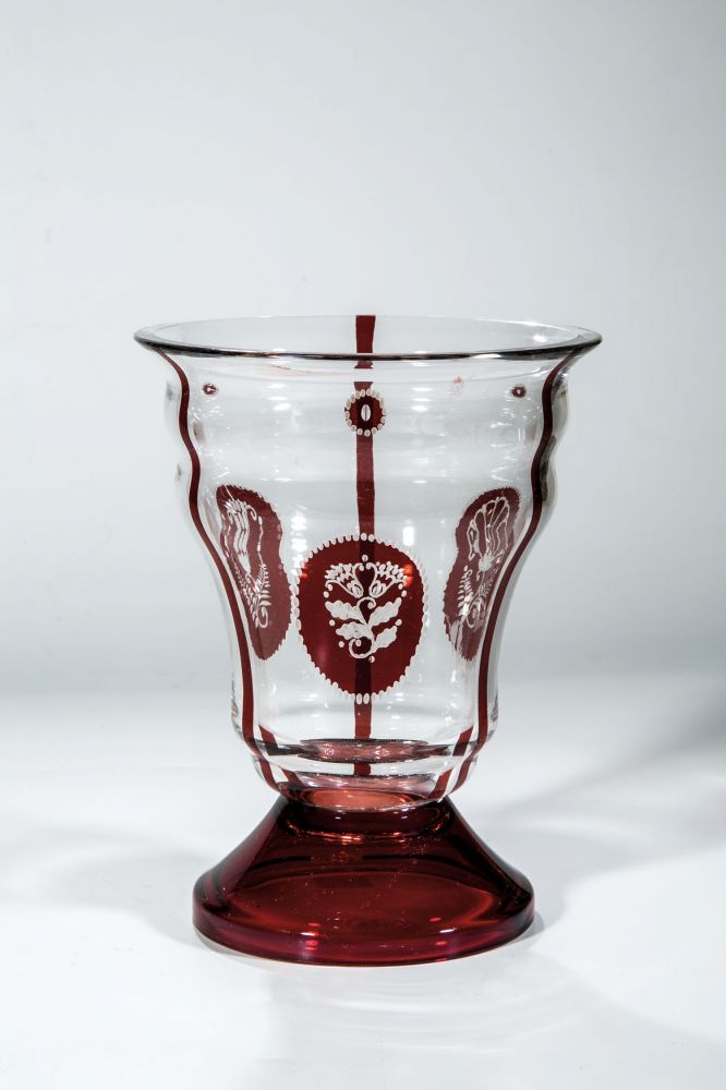 Vase Fachschule Haida, um 1920 Farbloses, teils rot gebeiztes Glas mit Gravur. Dekor: umlaufend drei