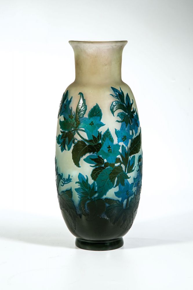 Vase mit Enzian Emile Gallé, Nancy, um 1920 Farbloses Glas, partiell lachsfarben unterfangen,