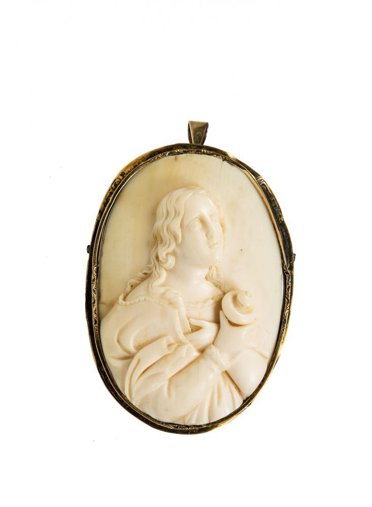 Medaillon mit Maria Magdalena Um 1700 Hochovalmedaillon aus Elfenbein mit halbplastisch geschnitztem