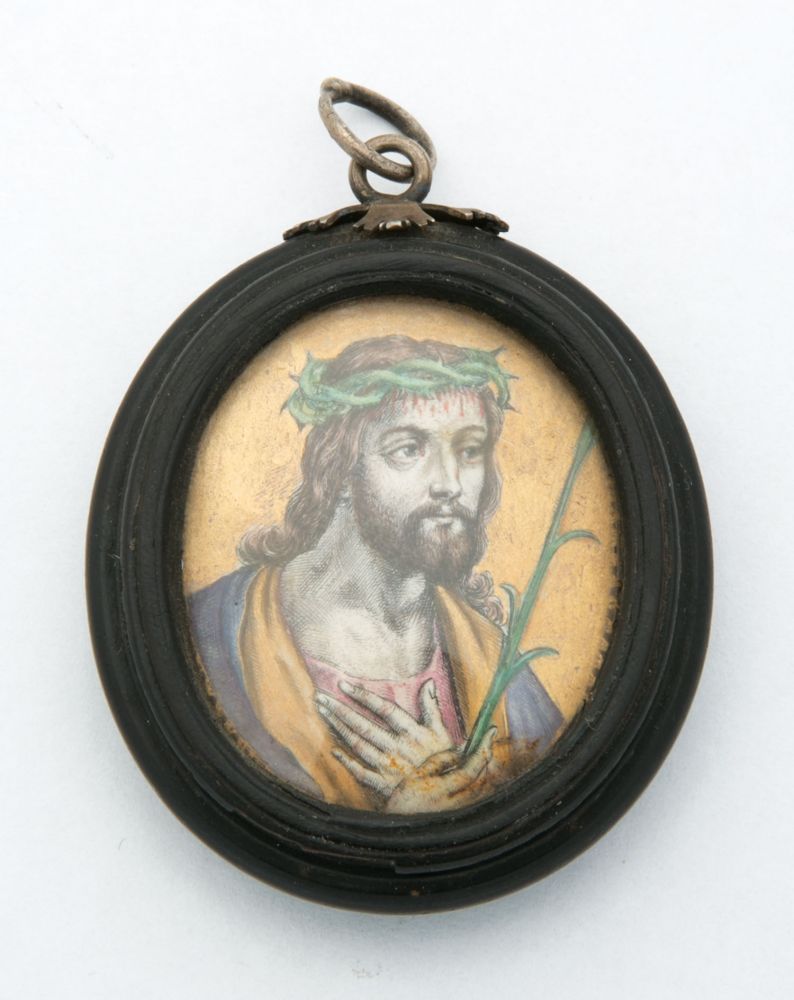 Reliquienanhänger mit Ecce Homo Salzburg, 17. Jh. Hochovaler Anhänger aus Steinbockhorn mit sieben