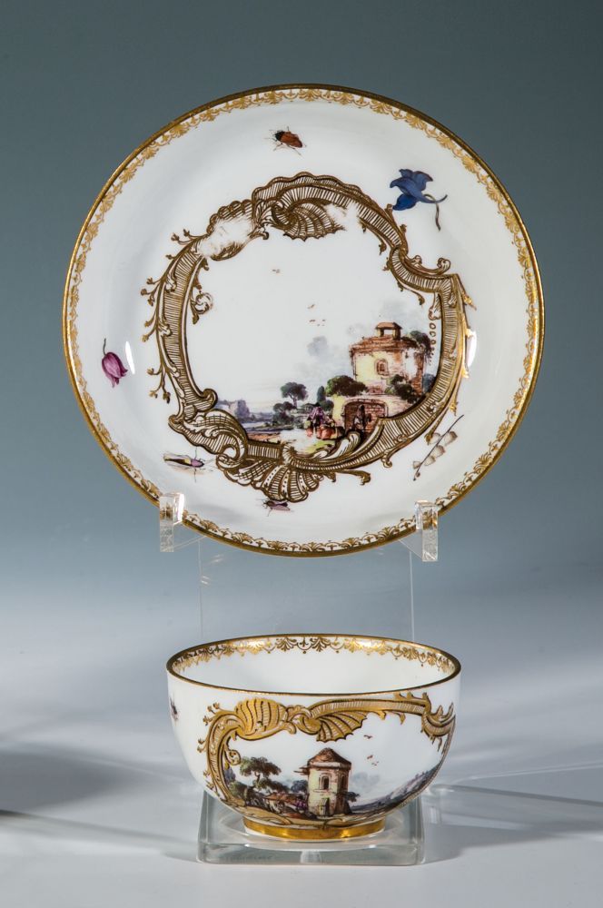 Tasse und Untertasse mit Kauffahrteiszene Meissen, um 1740 Gebauchter Tassenkörper mit