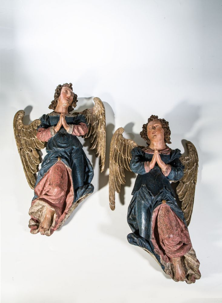 Zwei Engel Süddeutsch, 18. Jh. Gegenstücke. Holz, geschnitzt und bemalt. Engel in schwebender,