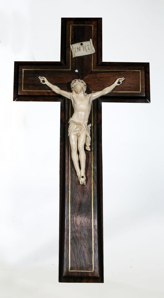 Kruzifix Deutsch, 19. Jh. Breites Mahagoniholz mit Messingeinlagen, Christuskorpus vom