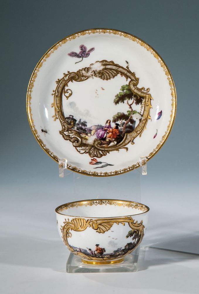 Tasse und Untertasse mit Kauffahrteiszene Meissen, um 1740 Gebauchter Tassenkörper mit