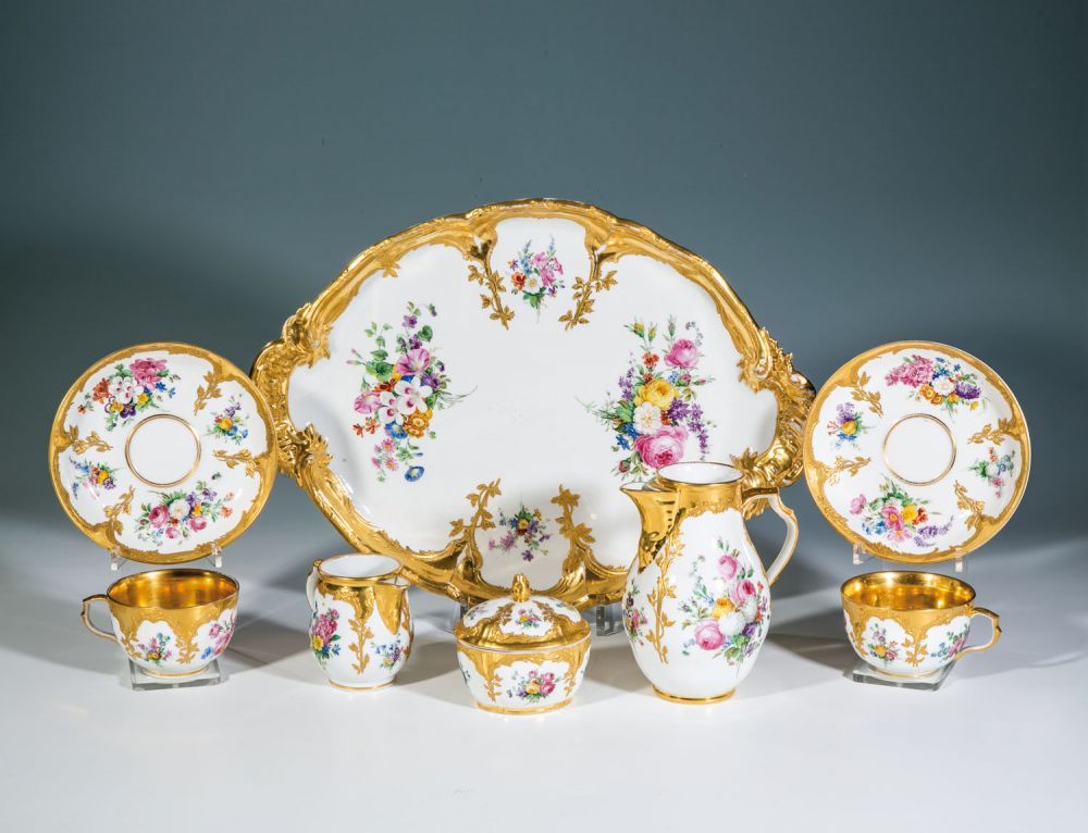 Tête-à-tête mit Blumenmalerei KPM Berlin, 1849 - 1870 Bestehend aus: Kaffeekanne (Deckel fehlt),