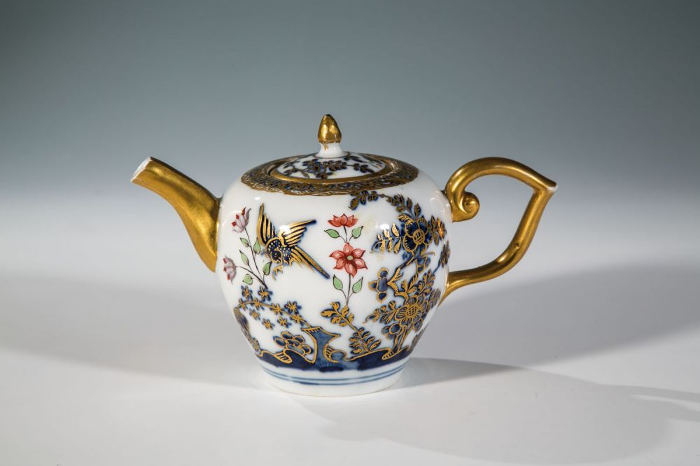 Teekännchen mit Fels- und Vogeldekor Meissen, um 1740 Gebauchter Korpus mit vergoldetem