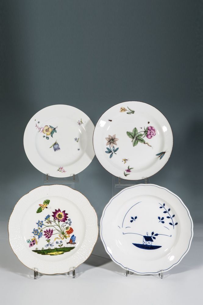 4 Teller Meissen, um 1740/50 Runde, flach gemuldete Formen auf Standring mit teils passigem Rand.