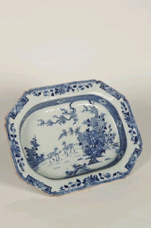 A CHINESE BLUE AND WHITE OCTAGONAL SERVING DISH, the centre decorated with deer among rocks and