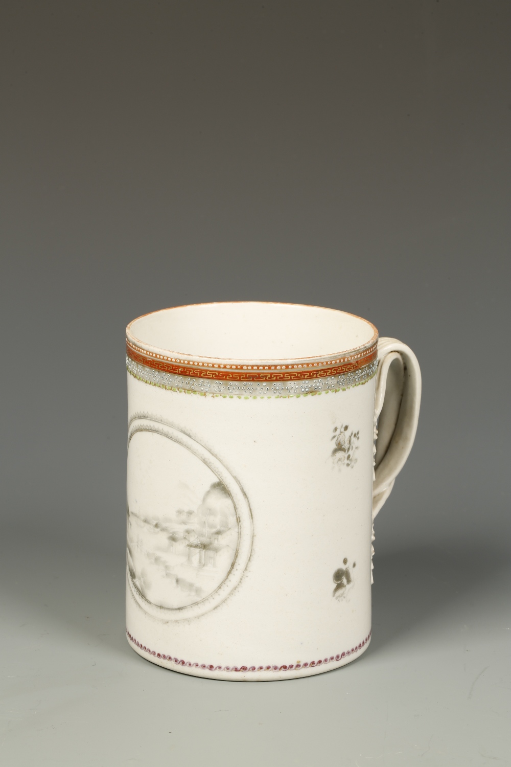 A CHINESE EXPORT MUG, one side decorated with a landscape roundel, Qing, late 18th/early 19th