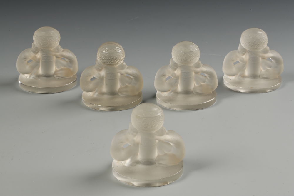 LALIQUE: "DEUX FIGURINES" A set of five menu card holders modelled as two figures around a short