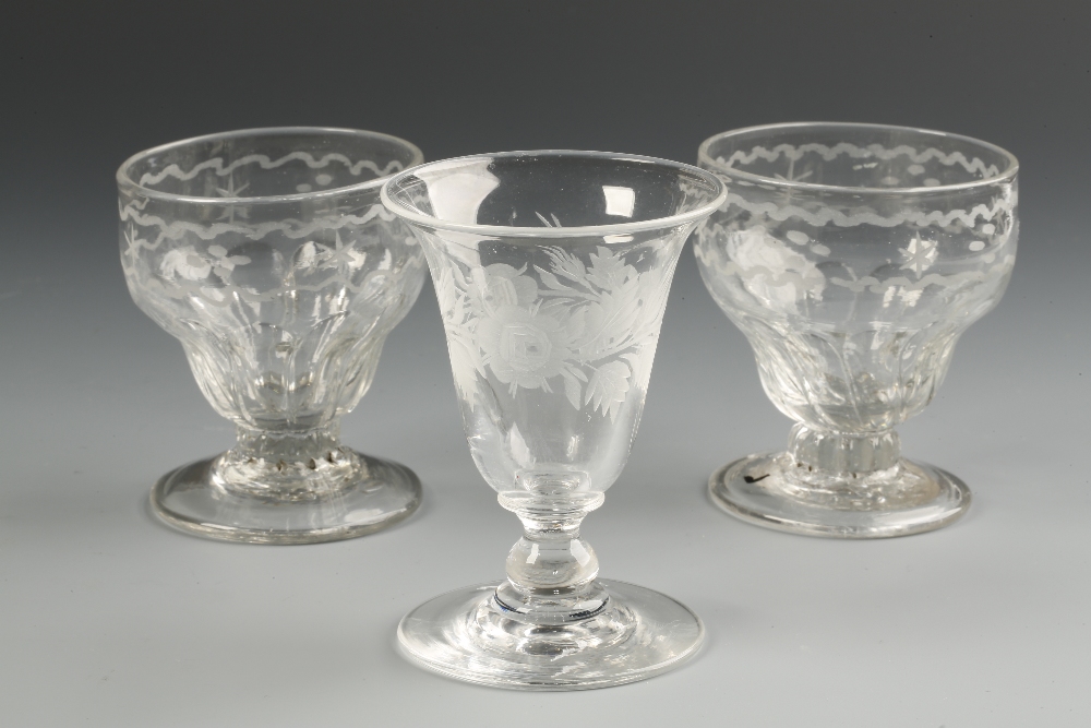 AN EARLY 19TH CENTURY ALE GLASS, the small flared bowl with an engraved band of roses running