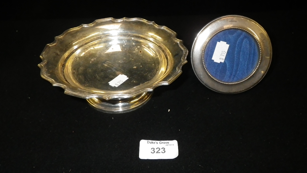 A Walker & Hall of Sheffield silver footed dish and a circular silver mounted photograph frame (2)