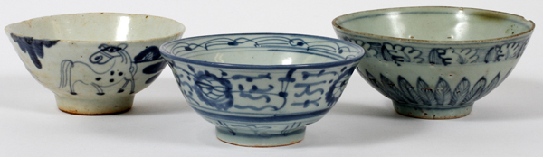 CHINESE BLUE & WHITE PORCELAIN BOWLS, THREE, DIA 4 3/4"-5 1/2":  Including one decorated with