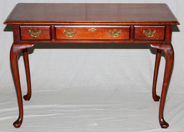 QUEEN ANN STYLE MAHOGANY WRITING DESK, LATE 20TH C, H 30", W 42", D 23":  Queen Ann style writing