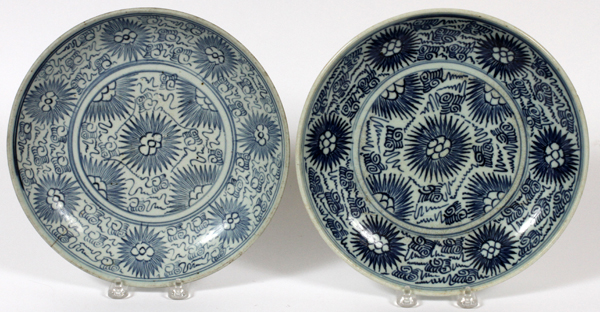 CHINESE BLUE & WHITE PORCELAIN PLATES, 19TH C., DIA 10 1/4"-10 1/2":  Both decorated in coordinating