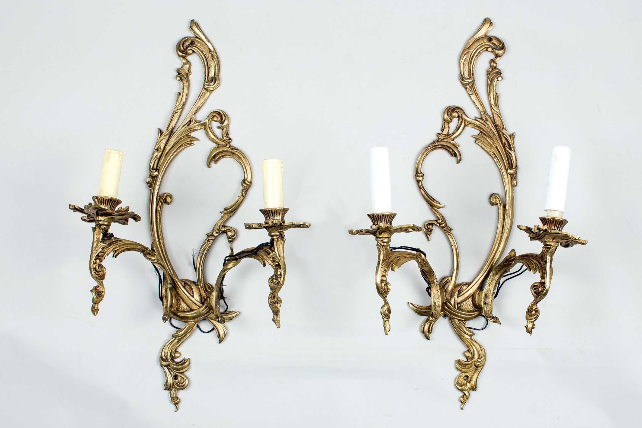 Pareja de apliques de bronce, de dos luces. Estilo Luis XV. Diseño vegetal. Portavelas distintos. 51