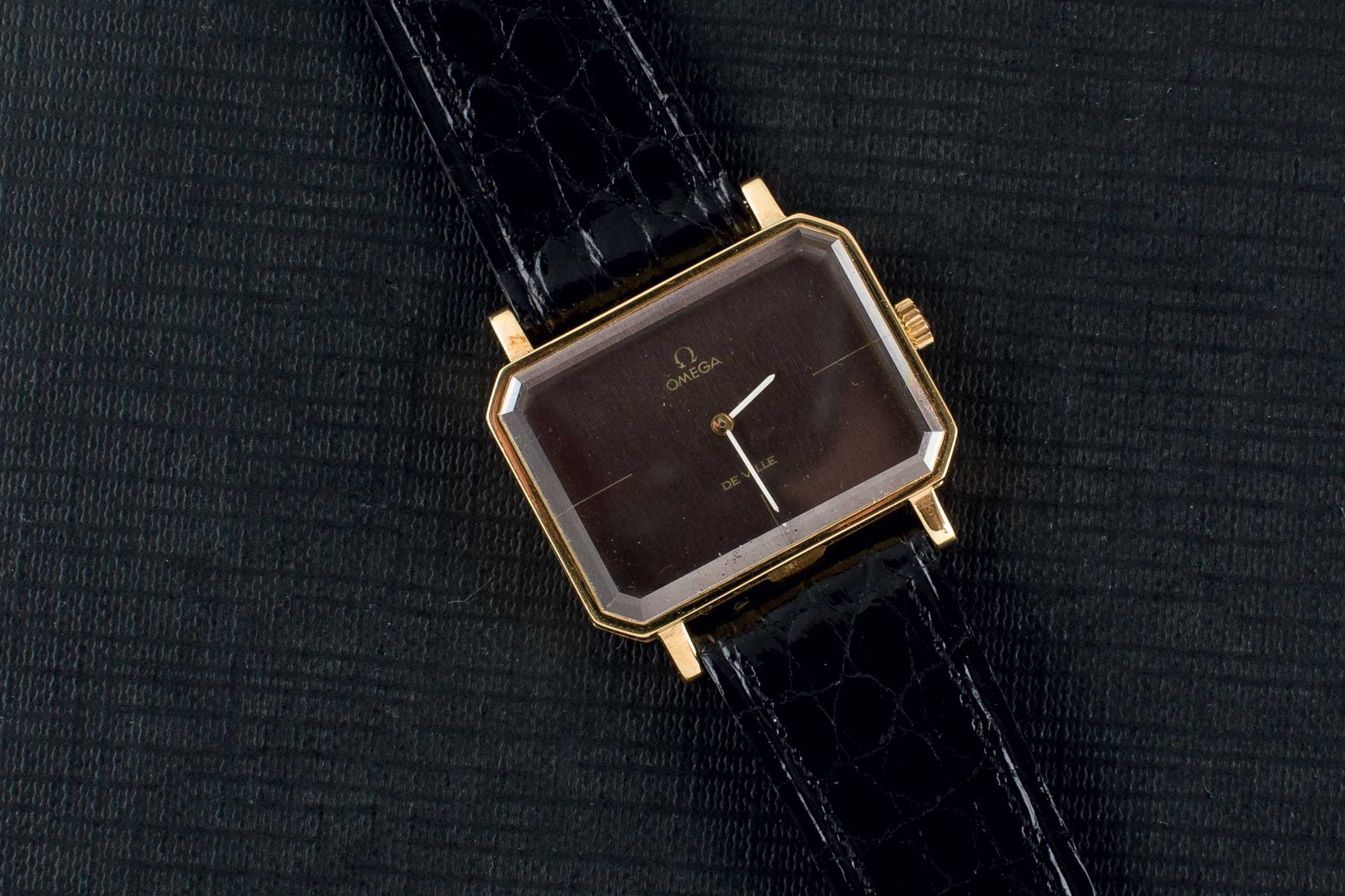 An Omega gold wrist watch. Reloj de pulsera para caballero marca OMEGA, modelo De Ville, realizado
