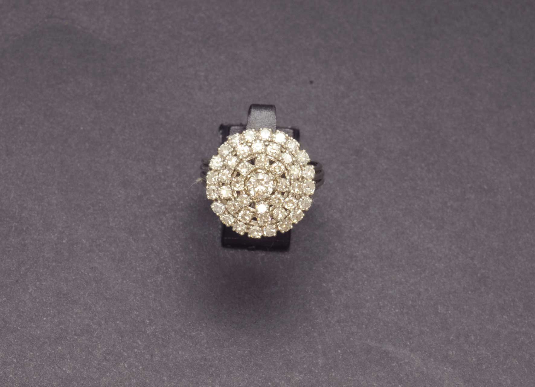 Sortija de platino de cuatro aros con rosetón de diamantes.Starting Price: €900