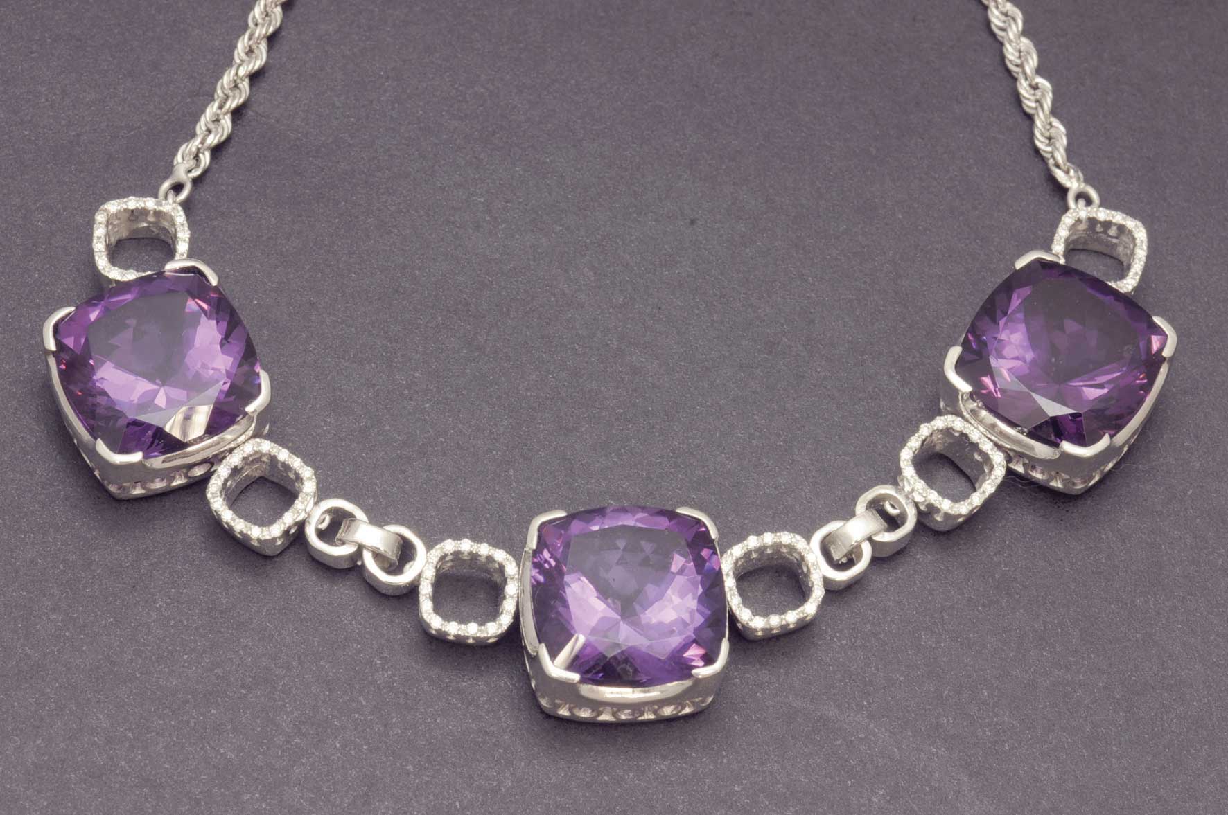 A white gold necklace with amethysts and diamonds. Collar de oro blanco de 18 K. con tres