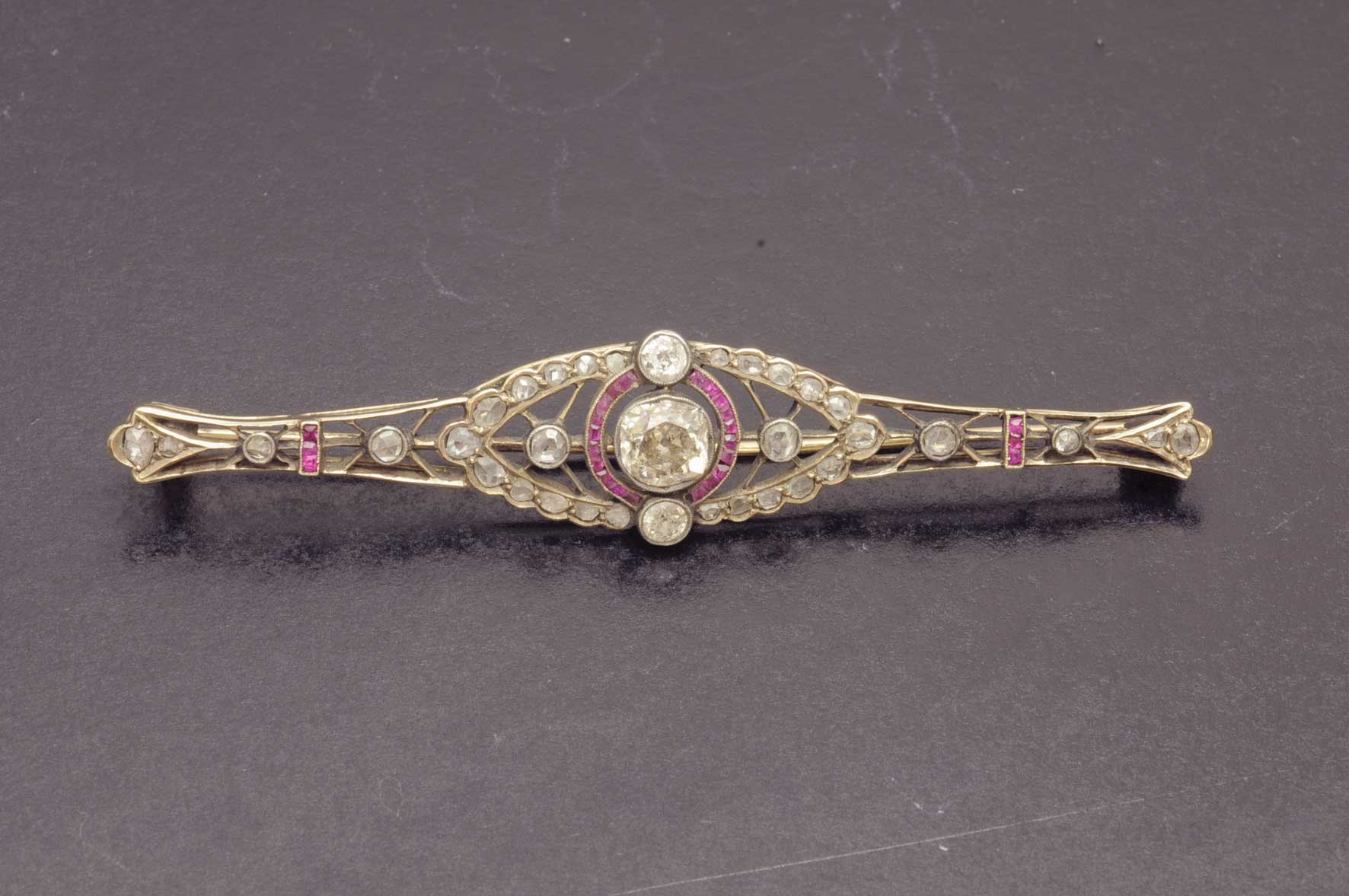 A yellow gold brooch with diamonds and rubies. Muy bello broche de oro amarillo de 18 K. con