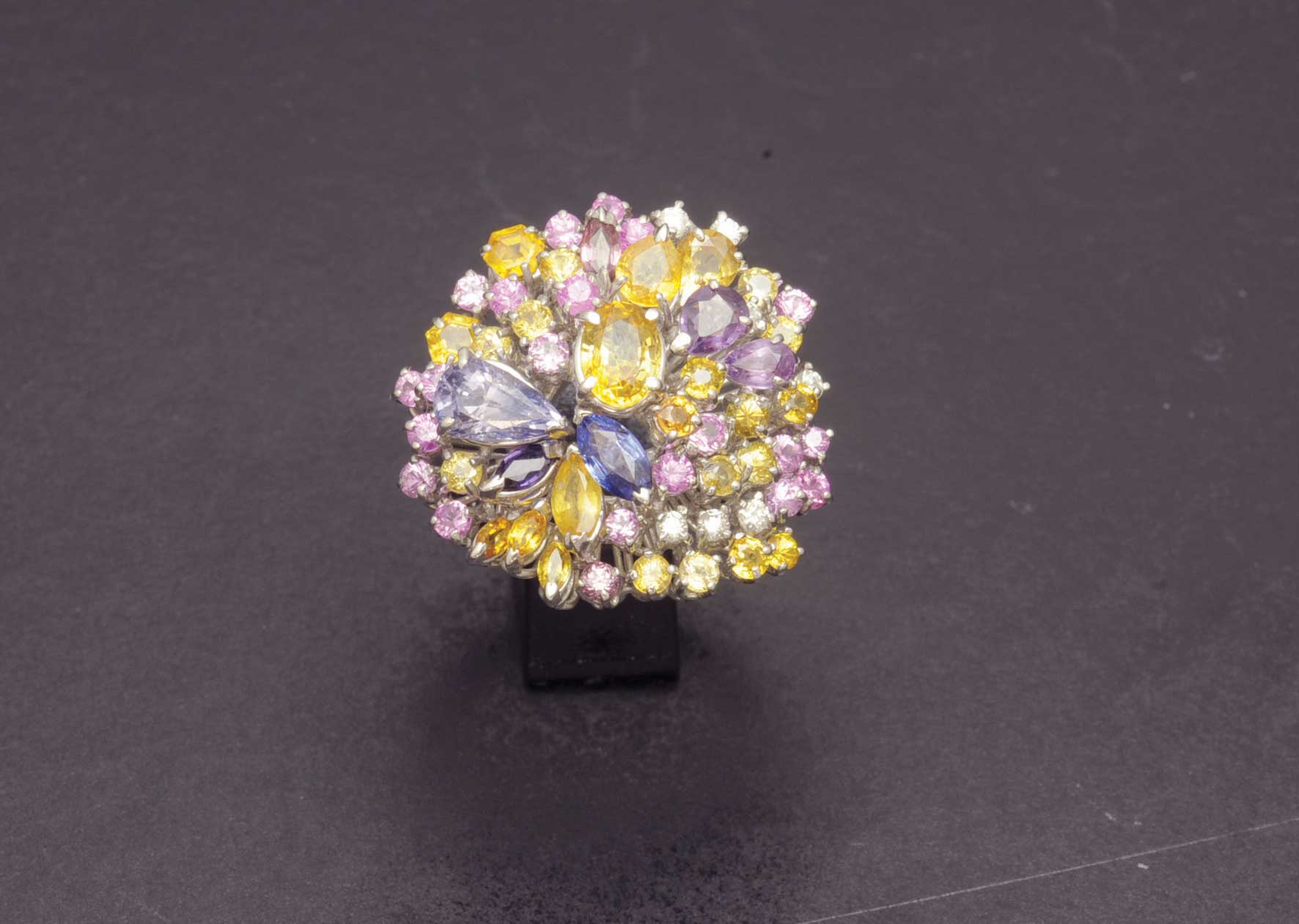 A white gold ring with sapphires. Sortija de oro blanco de 18 K. meleé de zafiros multicolor de