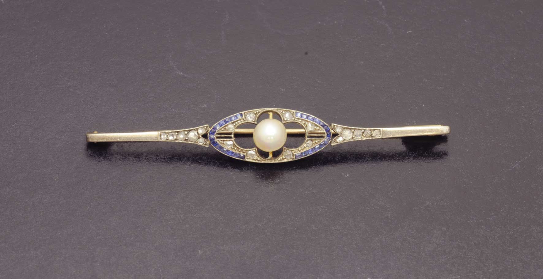 A yellow gold brooch with sapphires and diamonds. Broche de oro amarillo de 18 K. con vistas de