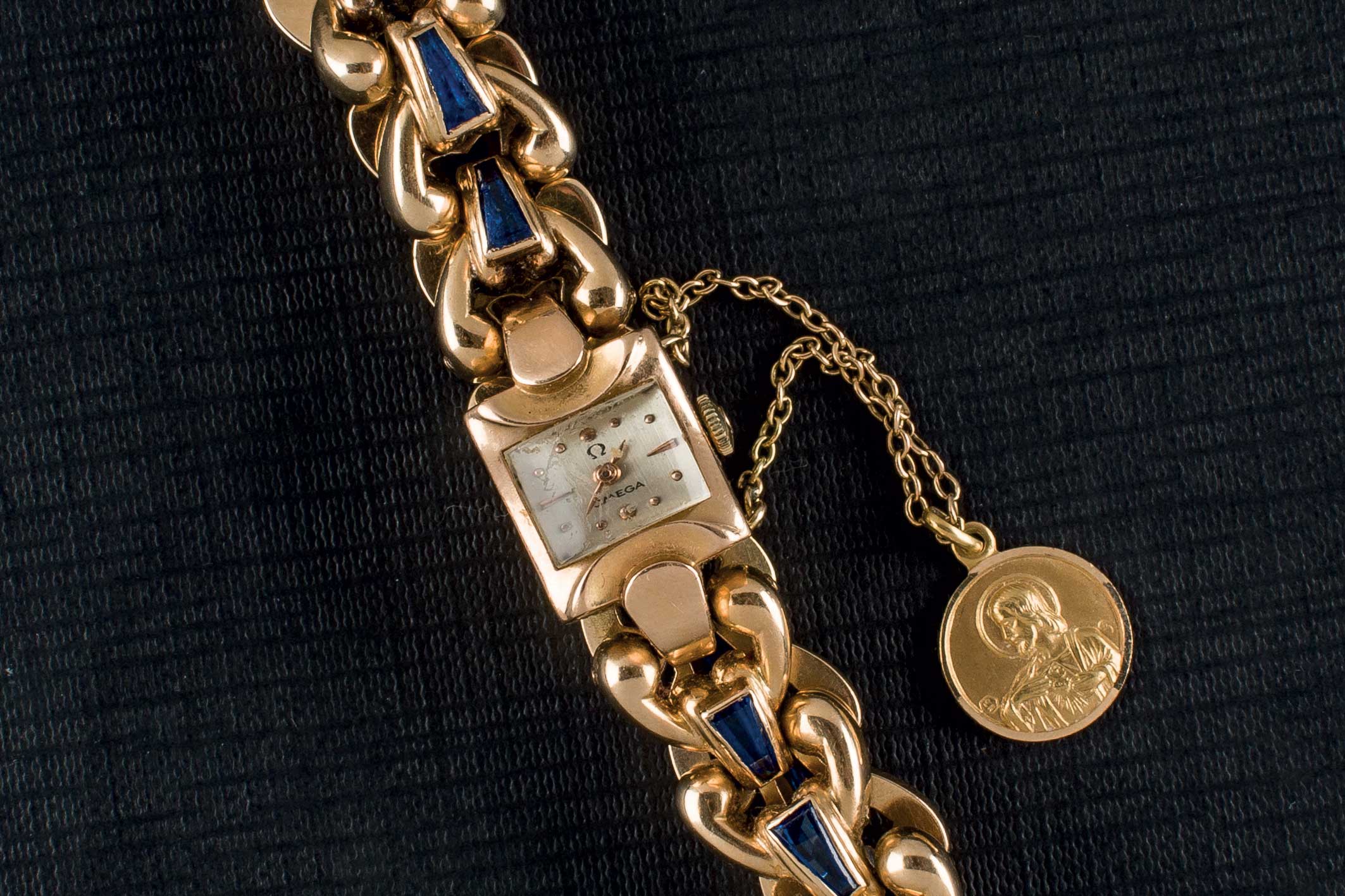 An Omega gold wrist watch. Reloj de pulsera para señora marca OMEGA, circa 1930, realizado en oro