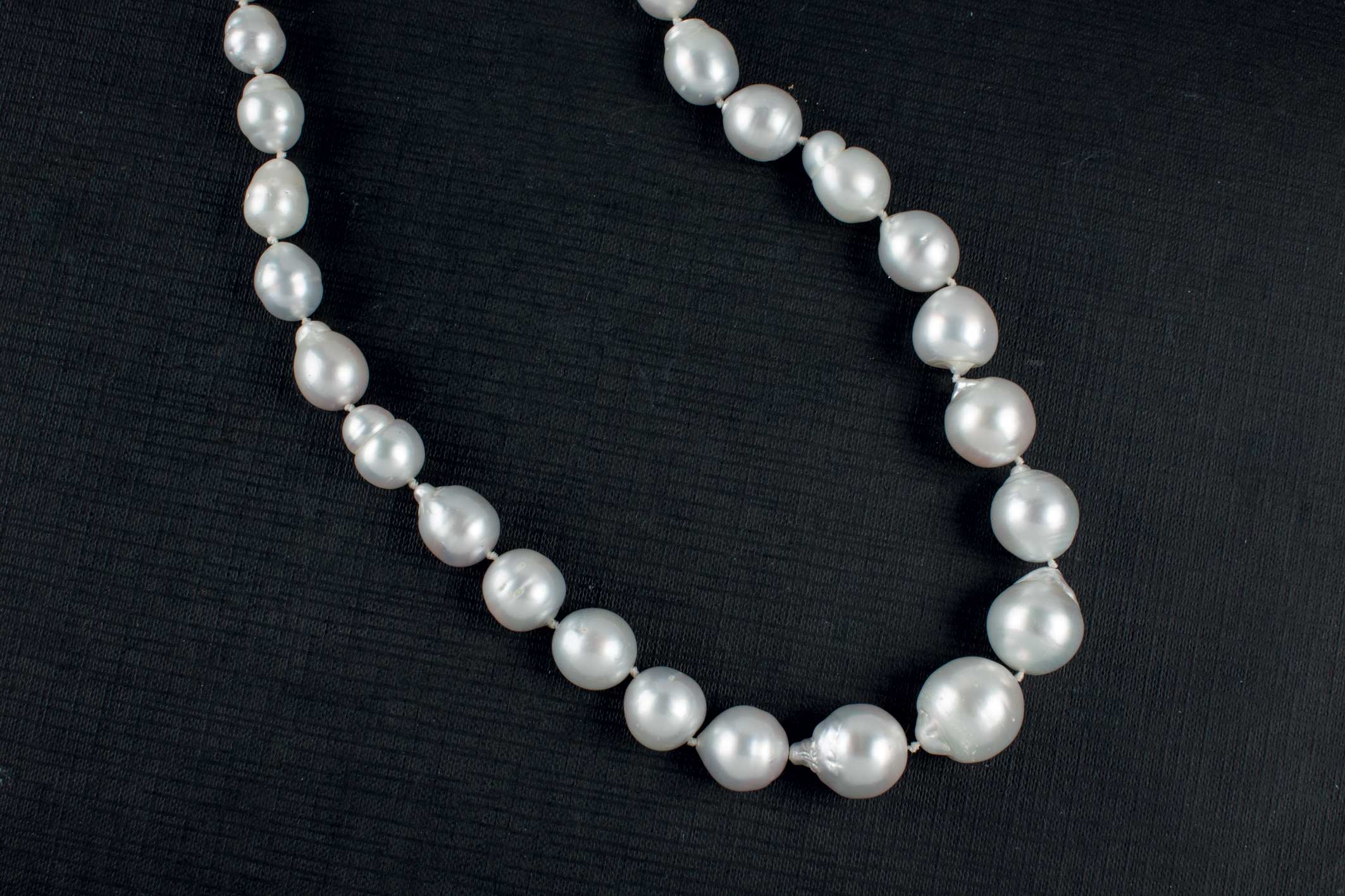 An Australian pearls necklace. Collar formado por 29 perlas australianas barrocas de 11 a 17,7 mm.