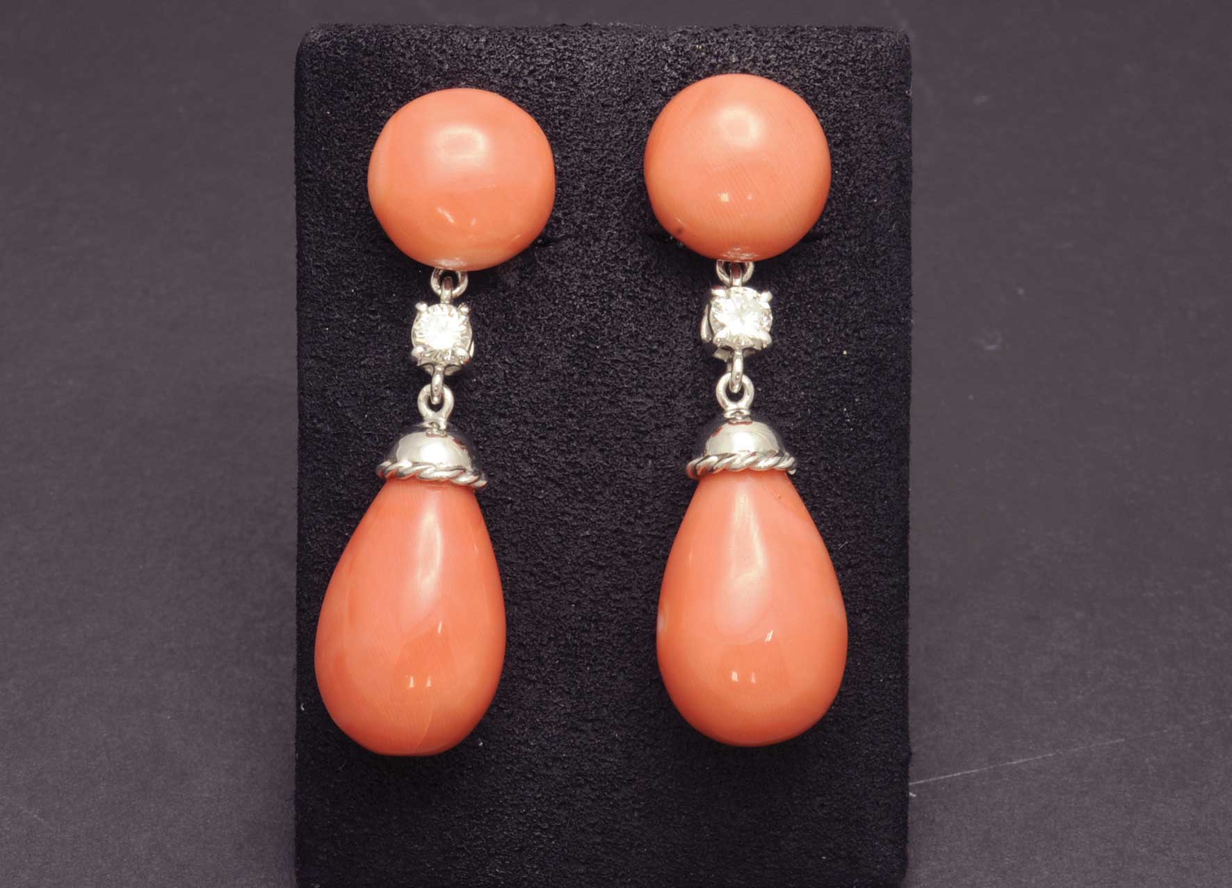 A pair of white gold earings with coral and diamond. Pendientes de oro blanco de 18 K. con pieza