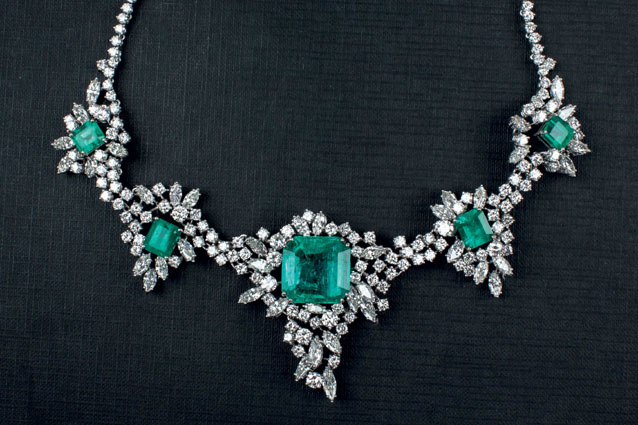 "A platinum necklace, emeralds and diamonds. EXTRAORDINARIO COLLAR DE ESMERALDAS Y DIAMANTES.