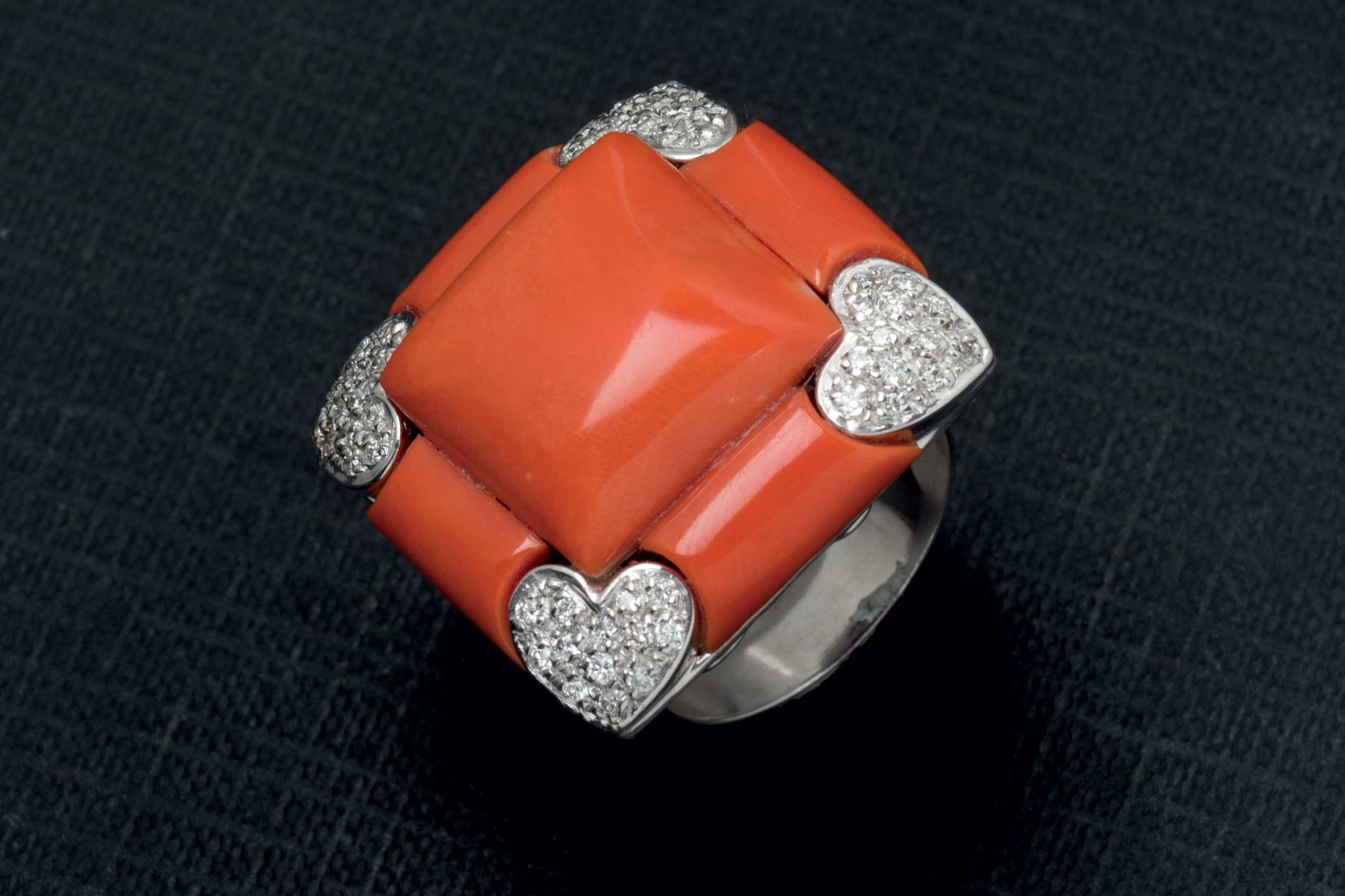 A white gold ring. Sortija de oro blanco de 18 K. con placas de coral formando una cruz con centro