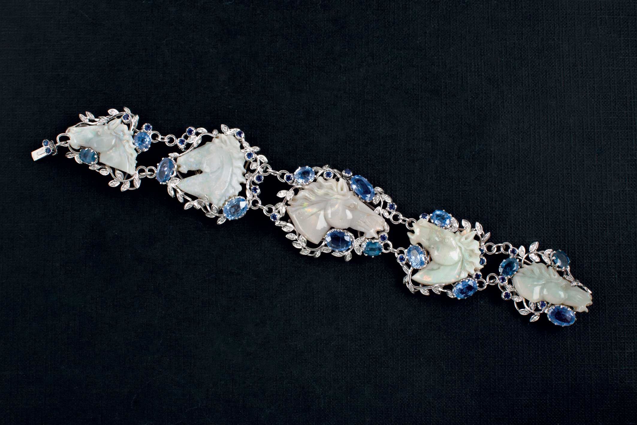 A white gold bracelet with opals. Pulsera de oro blanco de 18 K. con cinco ópalos nobles tallados en