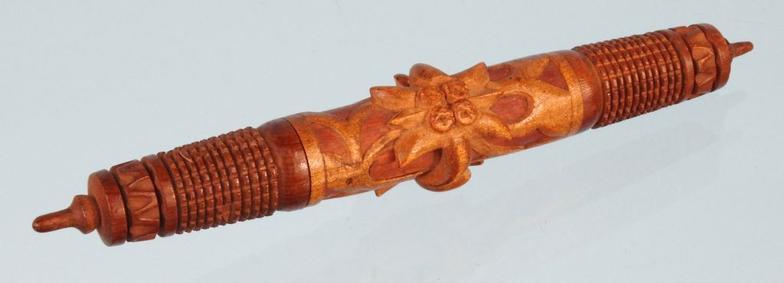Carved Eidelweiss wooden needlecase, 14cm long : FOR CONDITION REPORTS AND LIVE BIDDING VISIT WWW.