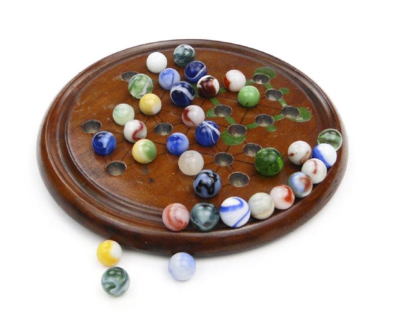 Turned mahogany solitaire board and marbles : FOR CONDITION REPORTS AND LIVE BIDDING VISIT WWW.