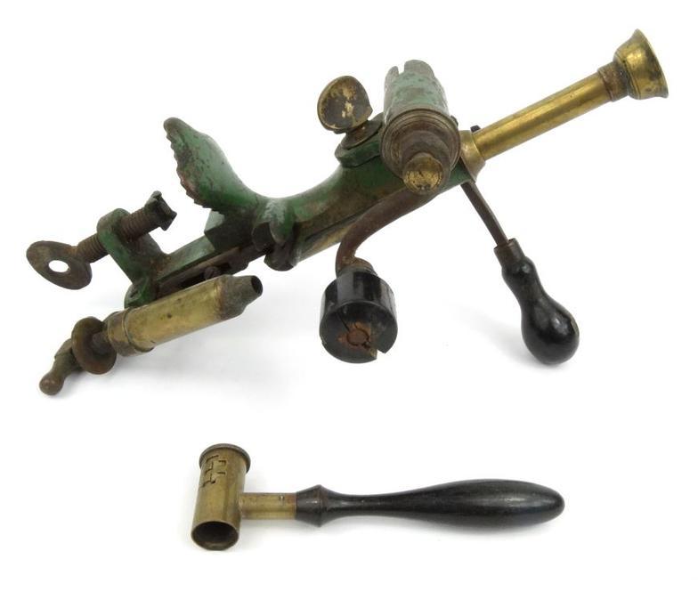 Antique cast iron shotgun cartridge maker : FOR CONDITION REPORTS AND LIVE BIDDING VISIT WWW.