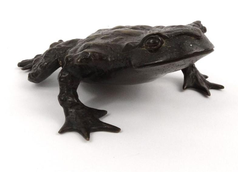 Well detailed bronze model of a toad, 14cm long : FOR CONDITION REPORTS AND LIVE BIDDING VISIT WWW.