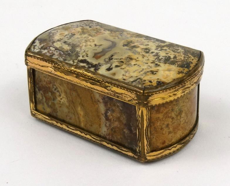 19th Century rectangular agate snuff box with gold coloured metal mounts, 5cm in length : For